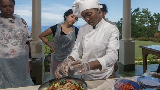 Couple hug in Secret Blue Hole Yaaman Chef cooking